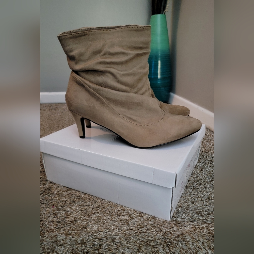 NWT 12W Taupe Suede Heeled Ankle Boots